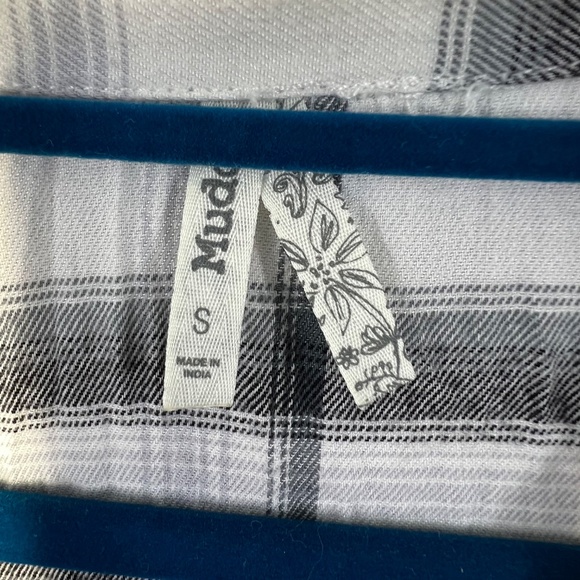 🔥2/$10 |•MUDD•| White & Grey Plaid Lace Up V-Neck Top - Picture 6 of 8